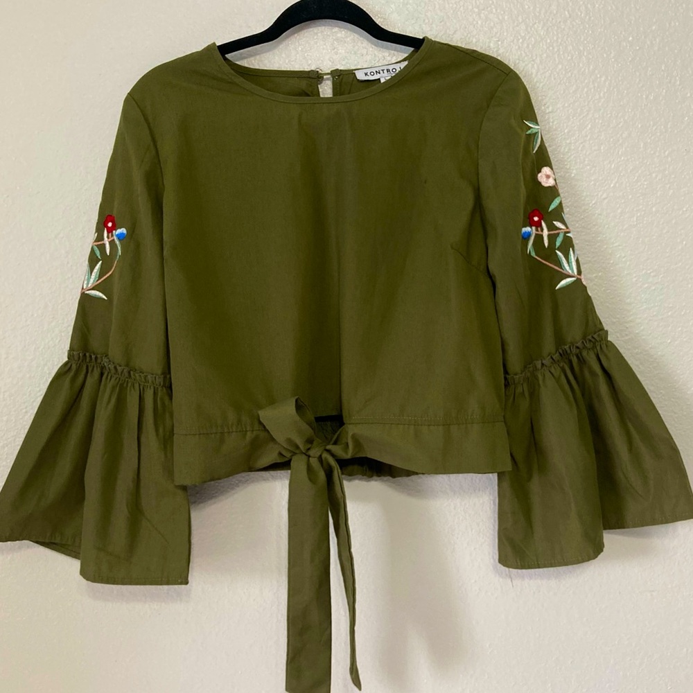 Kontrol Contemporary bell sleeve embroidered top size Large